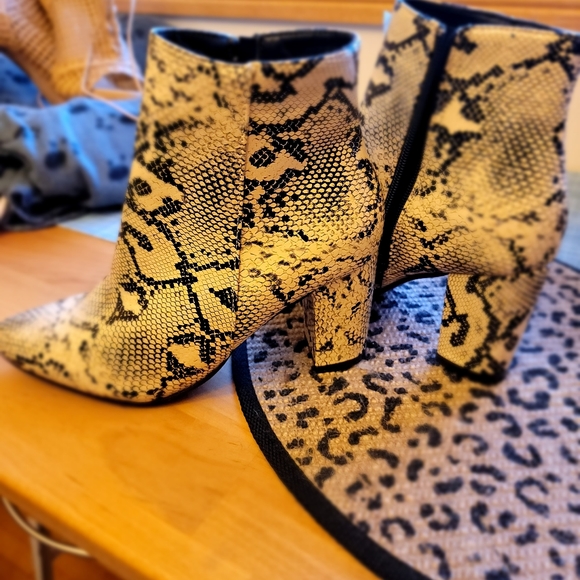 Faux snake skin BOOTS, SIZE 8.5, Color grey/black/creme. - Picture 3 of 5